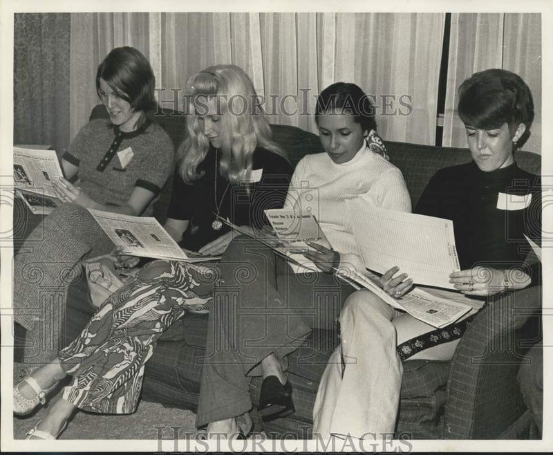 Load image into Gallery viewer, 1972 Press Photo Women Against Crime members - noc44426
