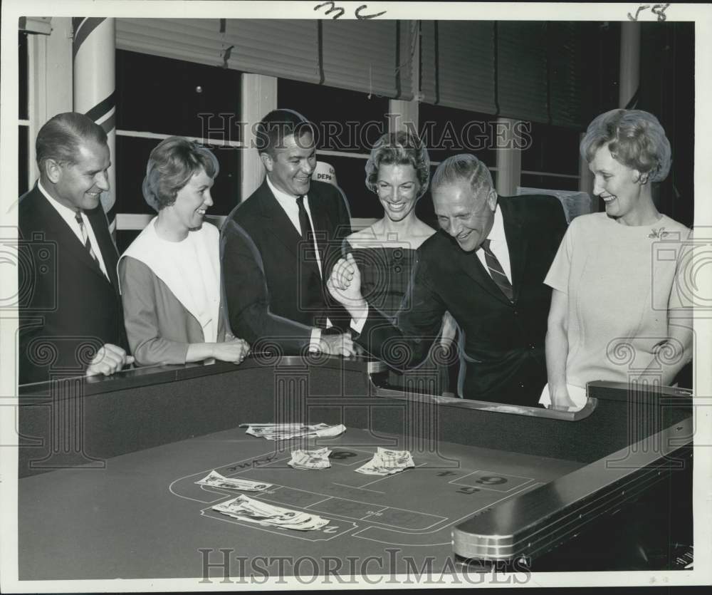 1964 Press Photo Sailors at Southern Yacht Club gambling party - noc44525