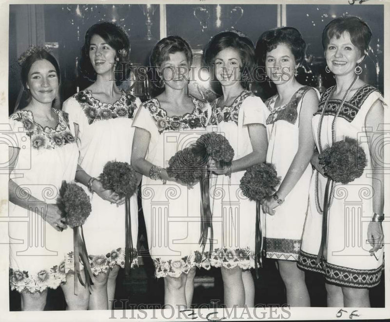 Load image into Gallery viewer, 1969 Press Photo Southern Yacht Club members at Bards of the Bilges Ball
