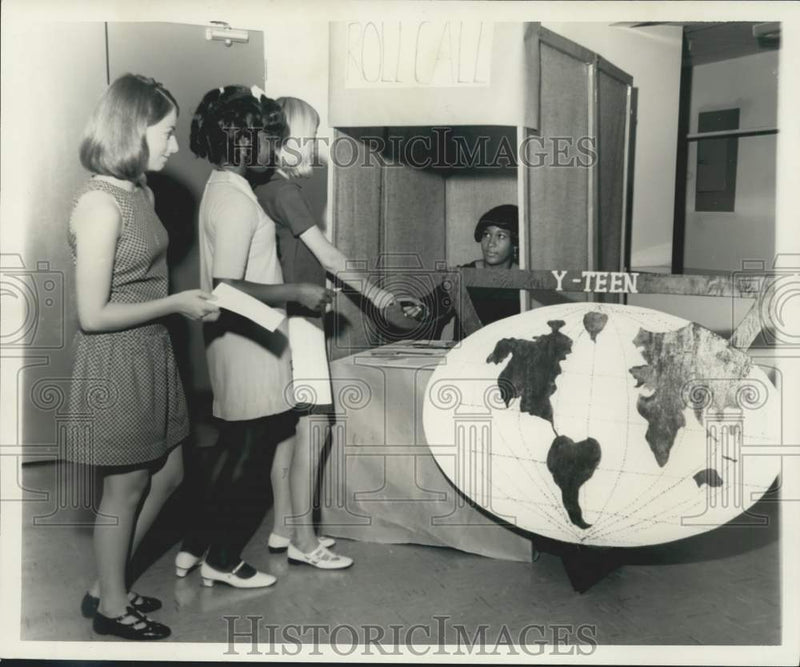 Load image into Gallery viewer, 1968 Press Photo Teens receive literature from YWCA for Y-Teen Month - noc44599
