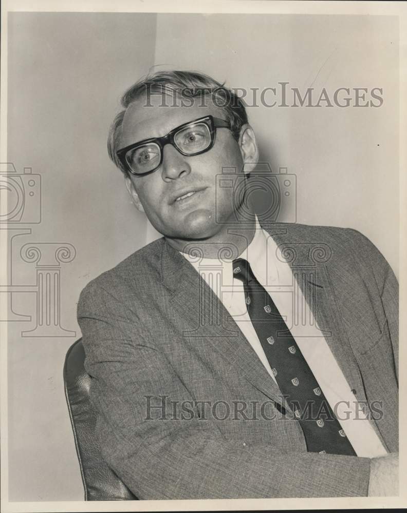 1964 Press Photo Denis Worroll, 225 Baronne Street in New Orleans - noc44656