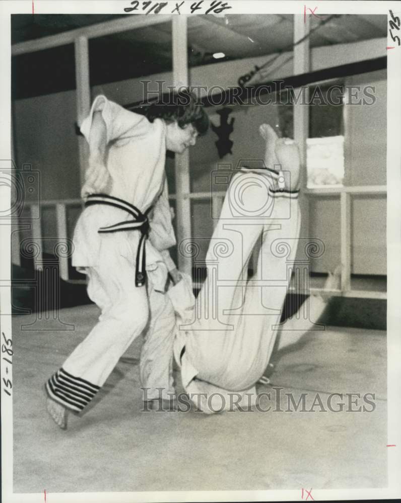 1977 Press Photo Gail Woods competes in black belt Judo competition. - noc44863- Historic Images