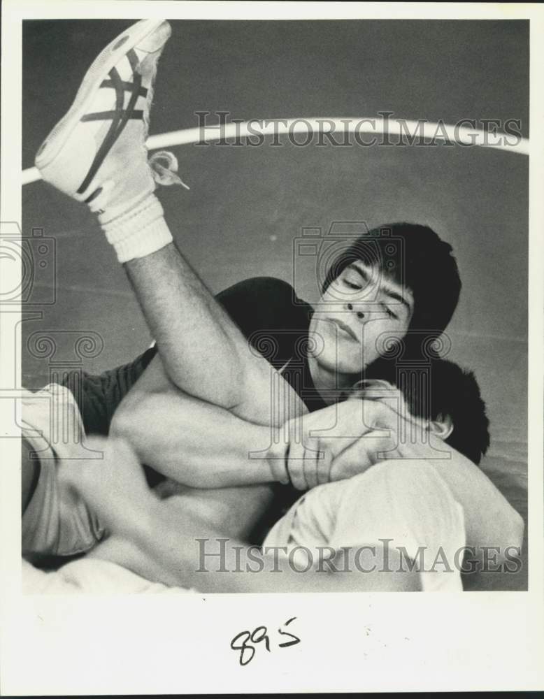 1983 Press Photo Pat Williams ties up opponent in practice match - noc44869- Historic Images