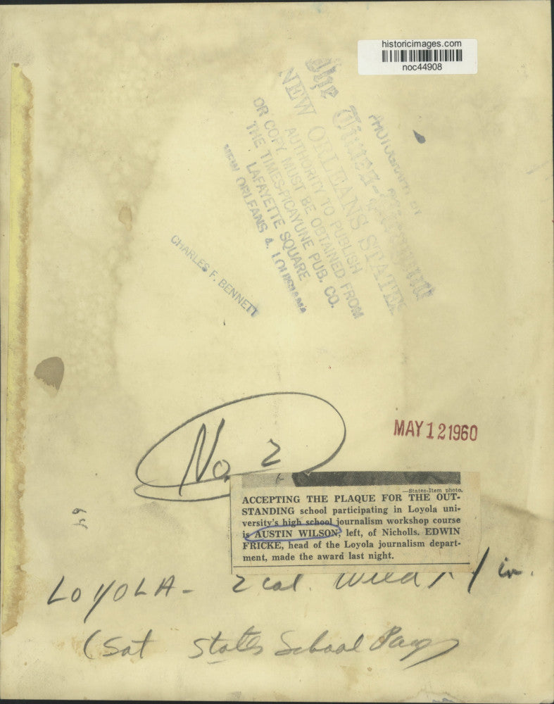 Load image into Gallery viewer, 1960 Press Photo Austin Wilson awarded Loyola journalism plaque by Edwin Fricke
