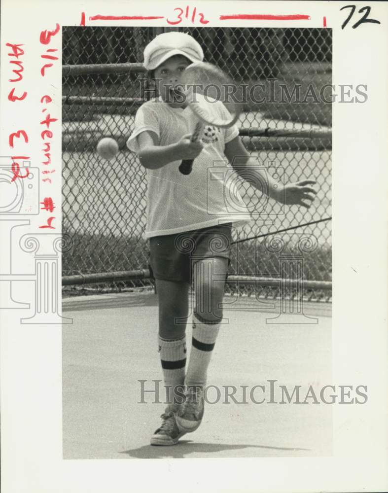 1982 Press Photo Kale Zelden Playing Tennis - noc44938- Historic Images