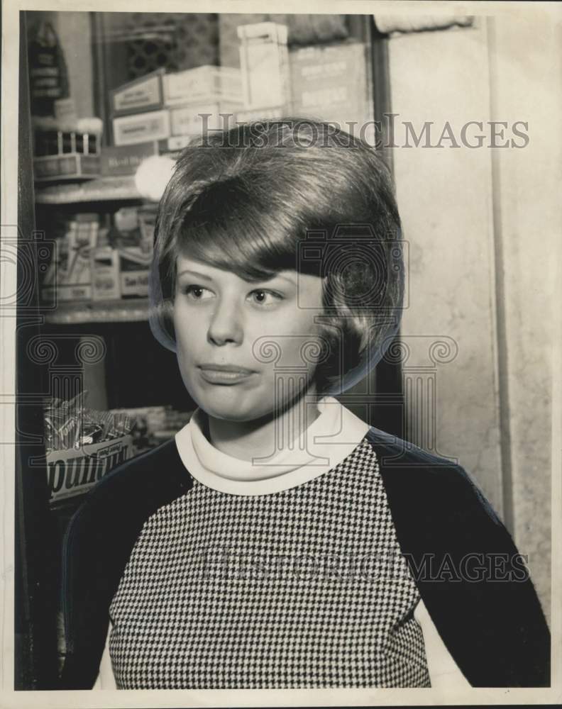 1966 Press Photo Mrs. Kathy Wolfe said she thinks stadium needs to hold 90,000.