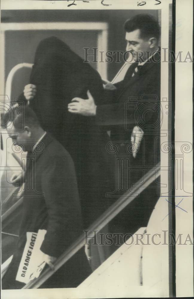 Load image into Gallery viewer, 1968 Press Photo Escaped train robber Charles Wilson led down aircraft steps
