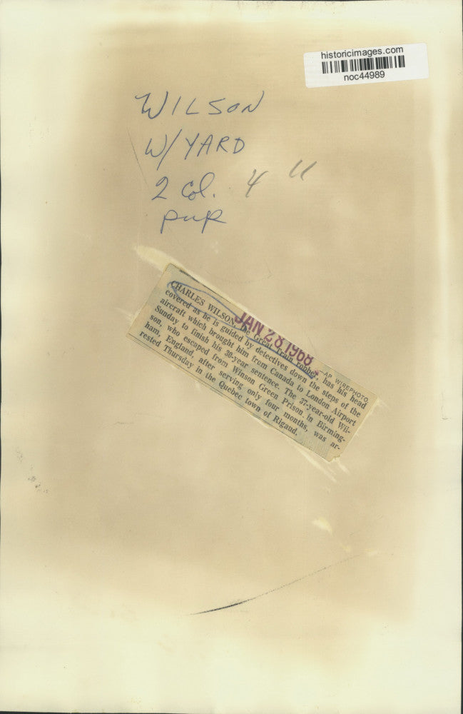 1968 Press Photo Escaped train robber Charles Wilson led down aircraft steps