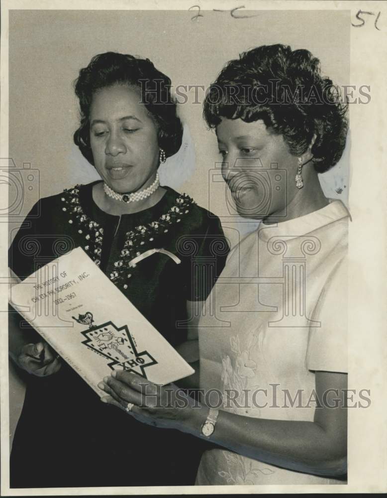 1971 Press Photo Chi Eta Phi Sorority - Hilda Williams and Verdelle Bellamy