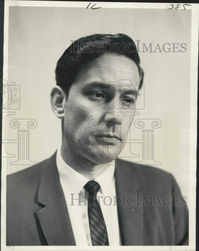 1966 Press Photo Dr. Fred B. Wright Jr. studies using computers at Tulane.