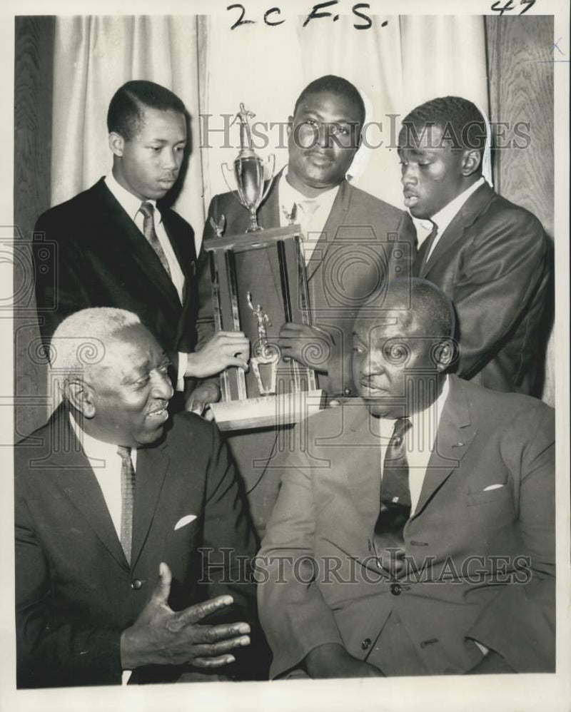 Load image into Gallery viewer, 1969 Press Photo Ernest Wright and participants at Gridiron Banquet - noc45043
