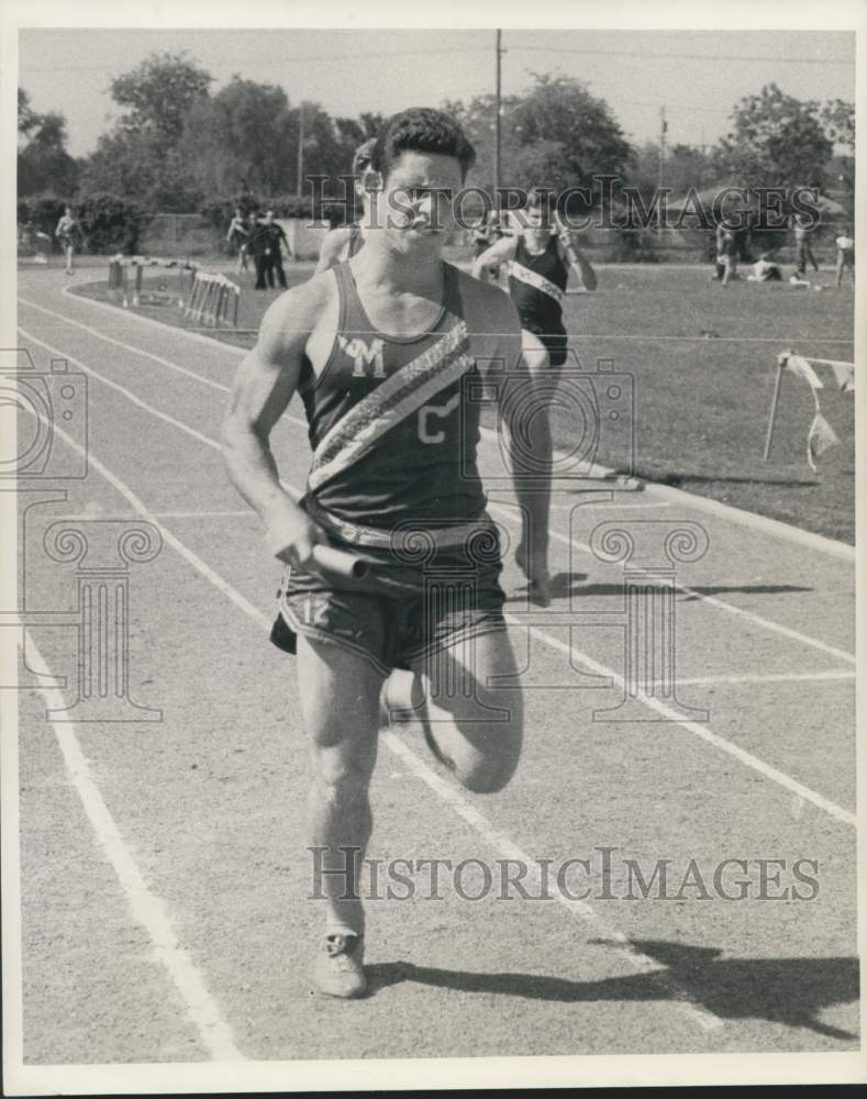 1969 Press Photo Running - Davis Woodard at Riverside League Track, St. Martin&#39;s- Historic Images