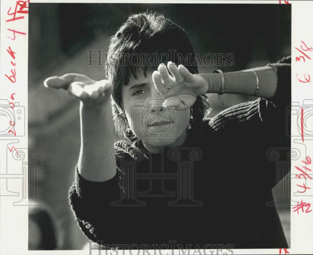 1986 Press Photo Rebecca Middleton shows Tai Chi during Zen class at Loyola- Historic Images