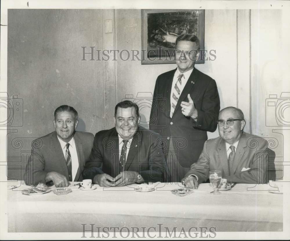 1969 Press Photo Sugar Bowlers at Delmonico&#39;s for New Year&#39;s Day Classic Meet