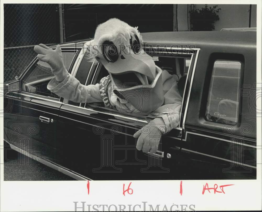 1986 Press Photo Seymour D. Fair, World&#39;s Fair Mascot wearing Pelican Costume- Historic Images