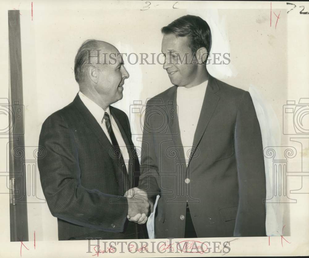 1968 Press Photo Tommy Wulff congratulated by Andy Pilney in golf tournament- Historic Images