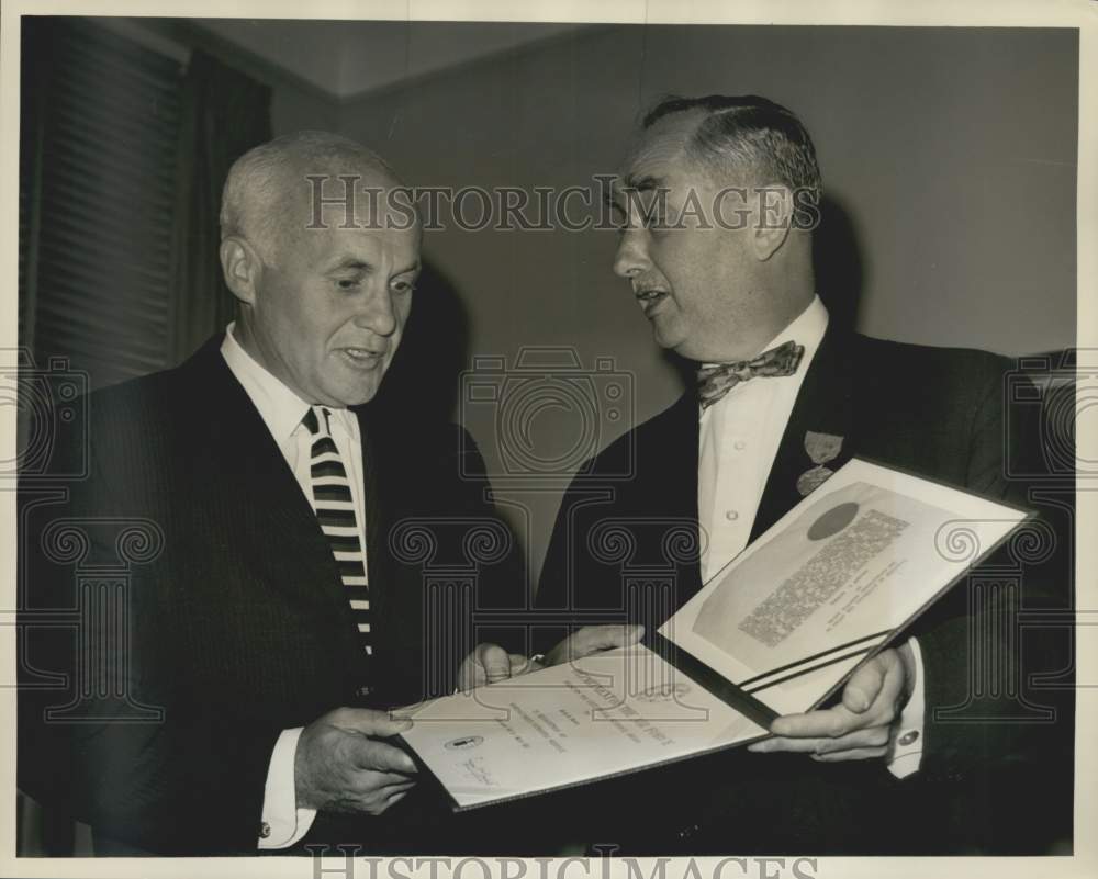 1963 Press Photo George Wunder receives The Exceptional Service Award, Pentagon
