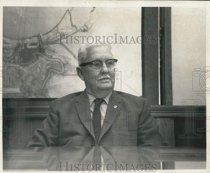 Load image into Gallery viewer, 1968 Press Photo Retiring Bill Wunderlich - noc45514
