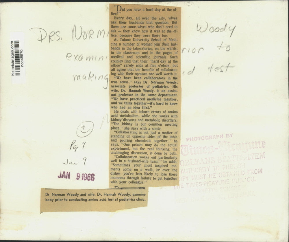 1966 Press Photo Dr. Norman Woody and wife, Dr. Hannah Woody, examine a baby