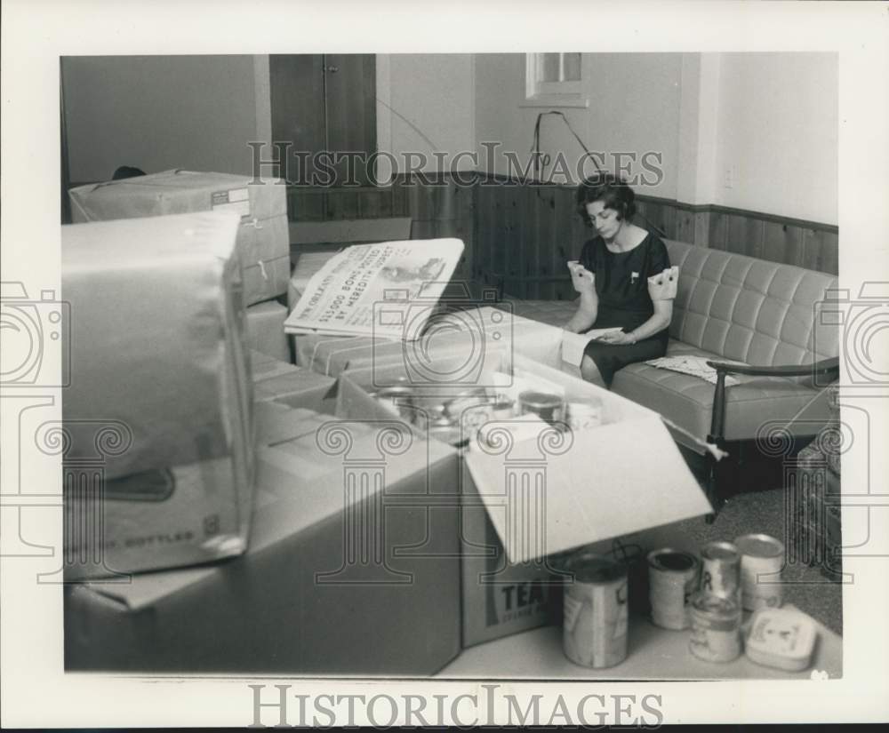 1966 Press Photo Mrs. Sercovich reads a letter as boxes of food are being packed
