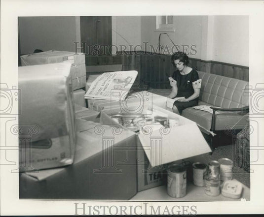 1966 Press Photo Mrs. Sercovich reads a letter as boxes of food are being packed