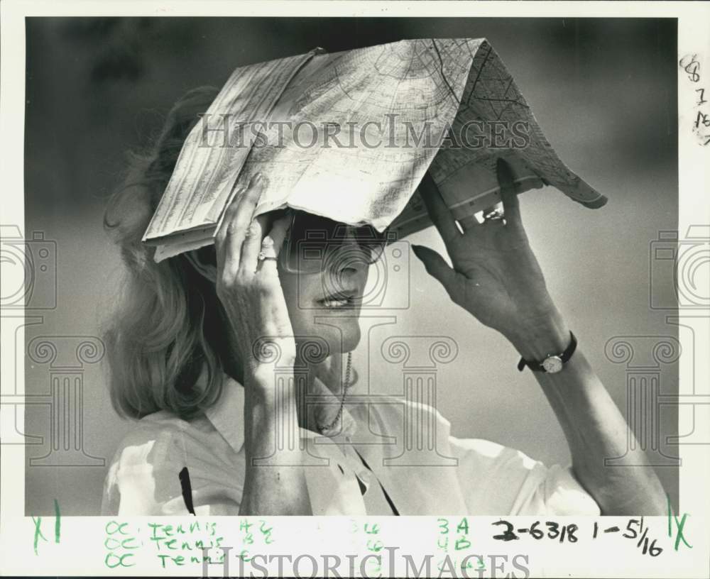 1984 Press Photo Rosemary France shades her eyes at the tennis tournament.- Historic Images