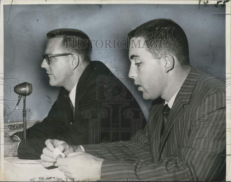 Load image into Gallery viewer, 1960 Press Photo Austin W. Wilson Jr. and Charles Hemenway speak at Meeting
