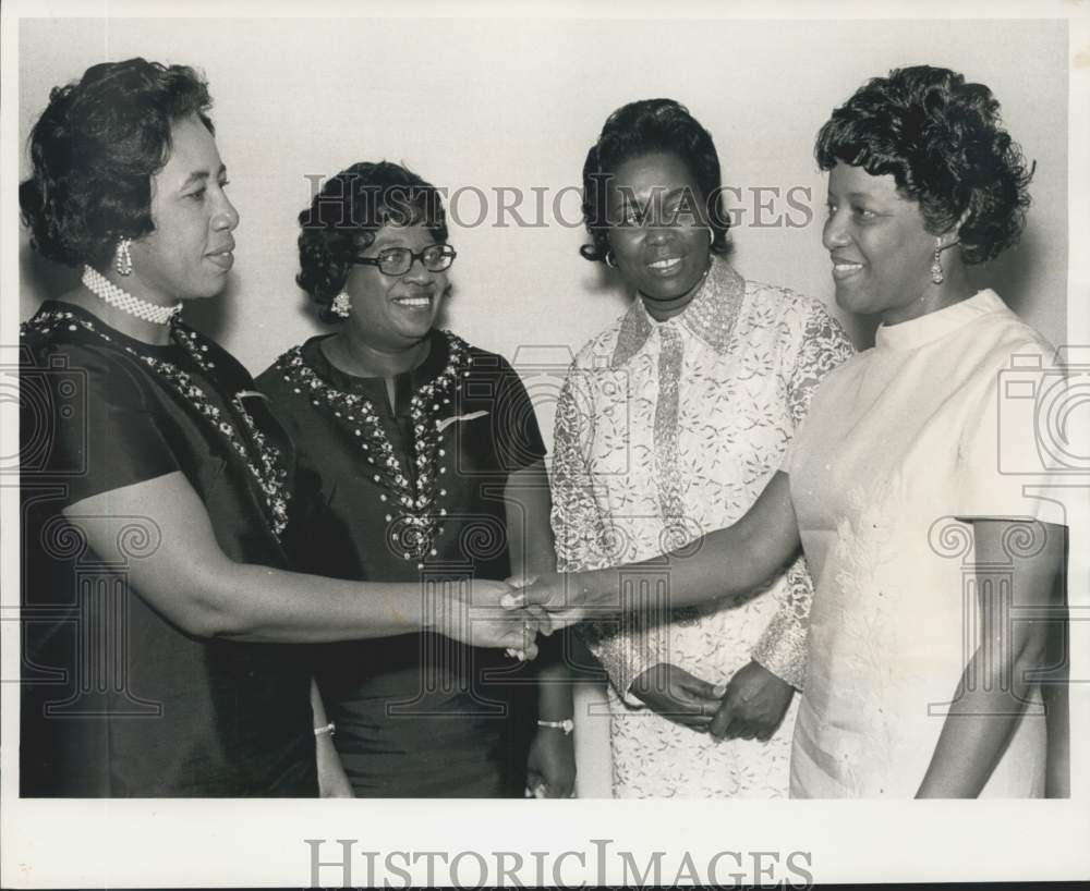 1971 Press Photo Hilda Williams with other Chi Eta Phi Sorority members - Historic Images