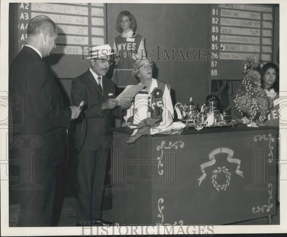 1968 Press Photo Participants in the WYES-TV Annual Auction - noc45846