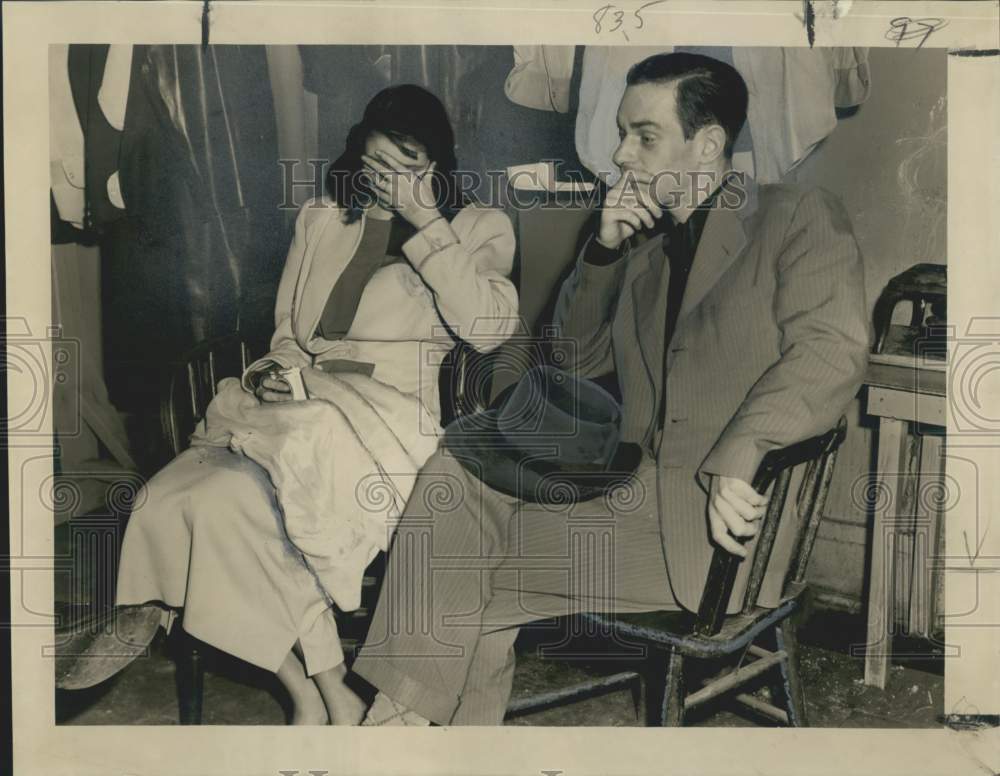 1949 Press Photo Jack Wolfe &amp; his wife at 5th Precinct arrested for kidnapping.