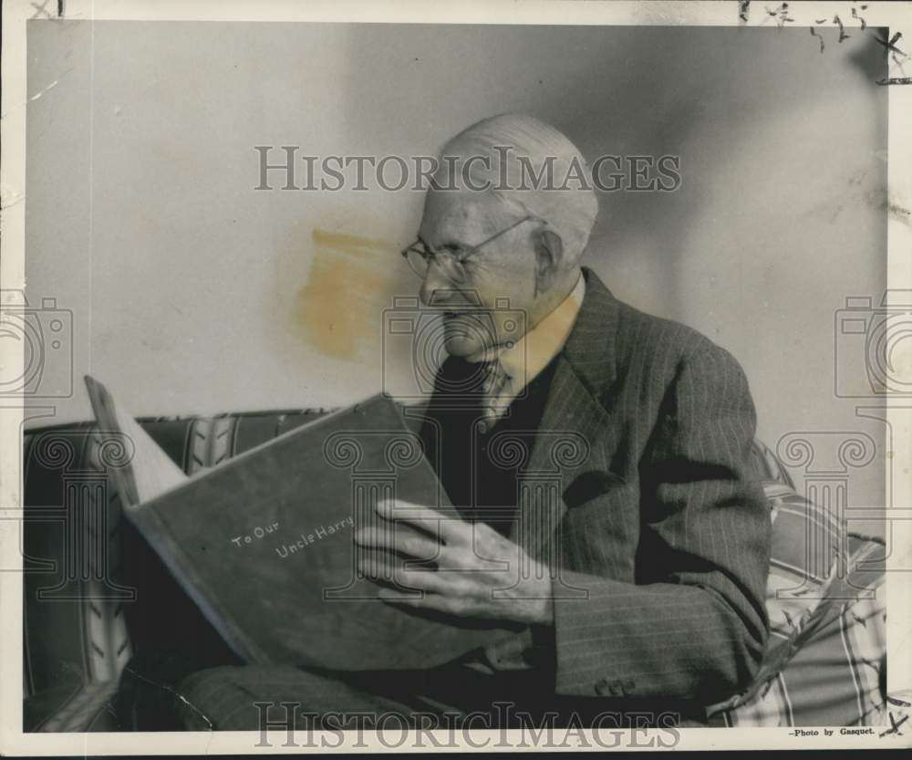 1947 Press Photo Agriculture Commissioner Harry Wilson reads folio of letters