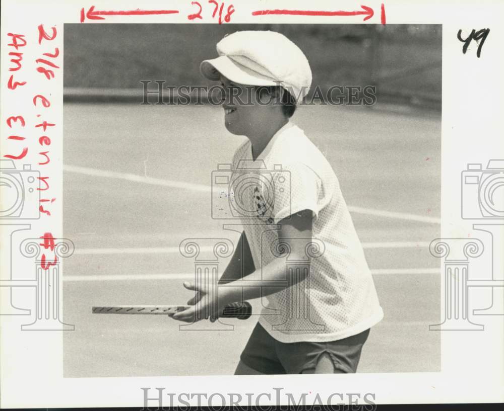 1982 Press Photo Kale Zelden waits for return tennis ball at Johnny Bright Court- Historic Images