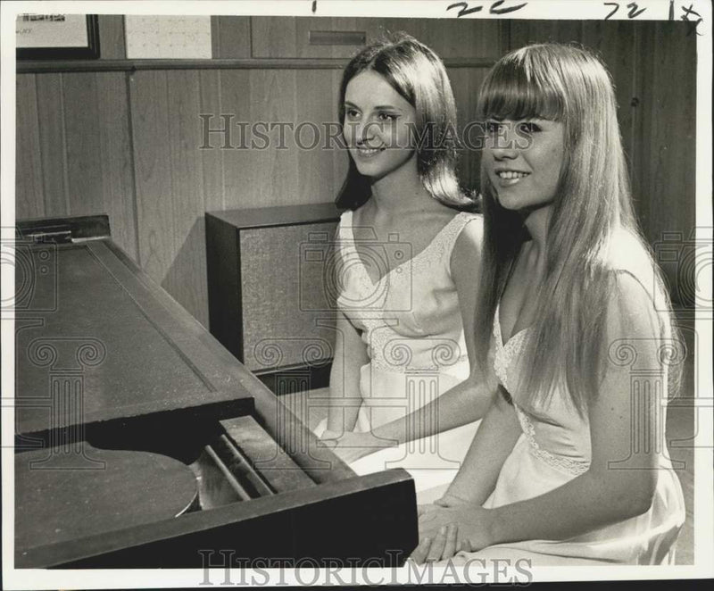 Load image into Gallery viewer, 1969 Press Photo Gayle Boucher &amp; Mary Linda Woods, Centenary College Choir
