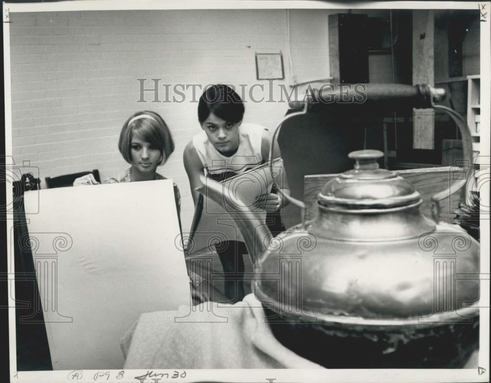 1968 Press Photo WYES-TV Project Art-Lise Ecuyer and Cathy Rainold, New Orleans