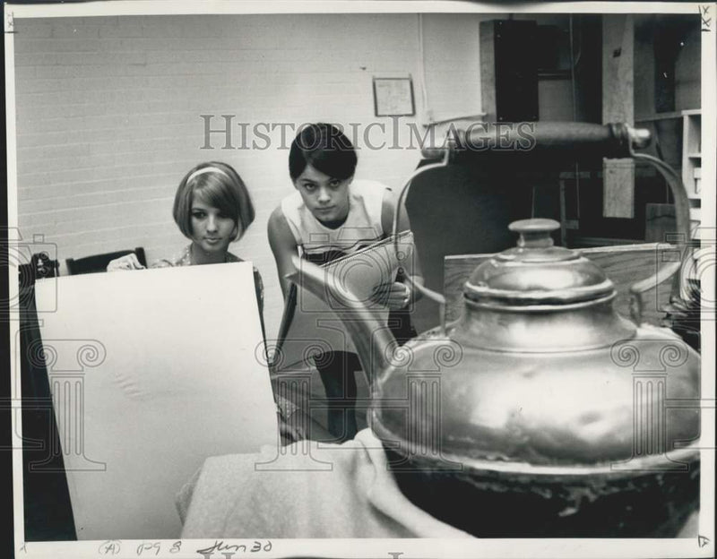 Load image into Gallery viewer, 1968 Press Photo WYES-TV Project Art-Lise Ecuyer and Cathy Rainold, New Orleans
