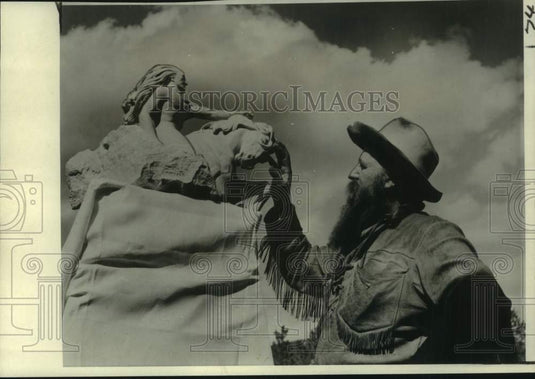 1967 Press Photo Korczak Ziolkowski, Sculptor, with Model of Crazy Horse