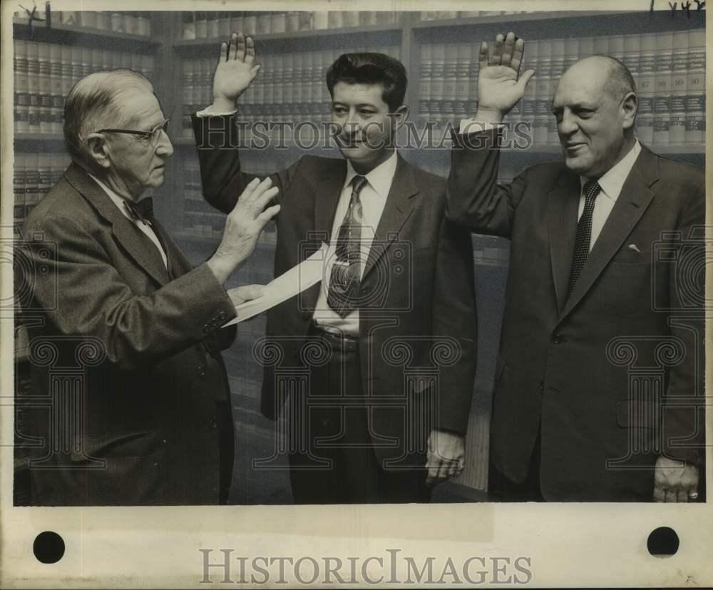 1957 Press Photo Judge Rivarde administers oath to Vernon Wilty & Herman Gaudet
