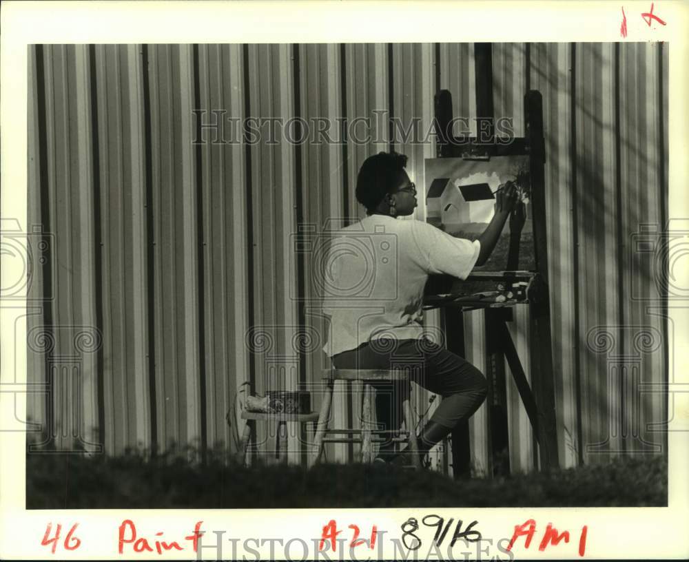 1986 Press Photo Xavier University student Joan Coley paints by art building