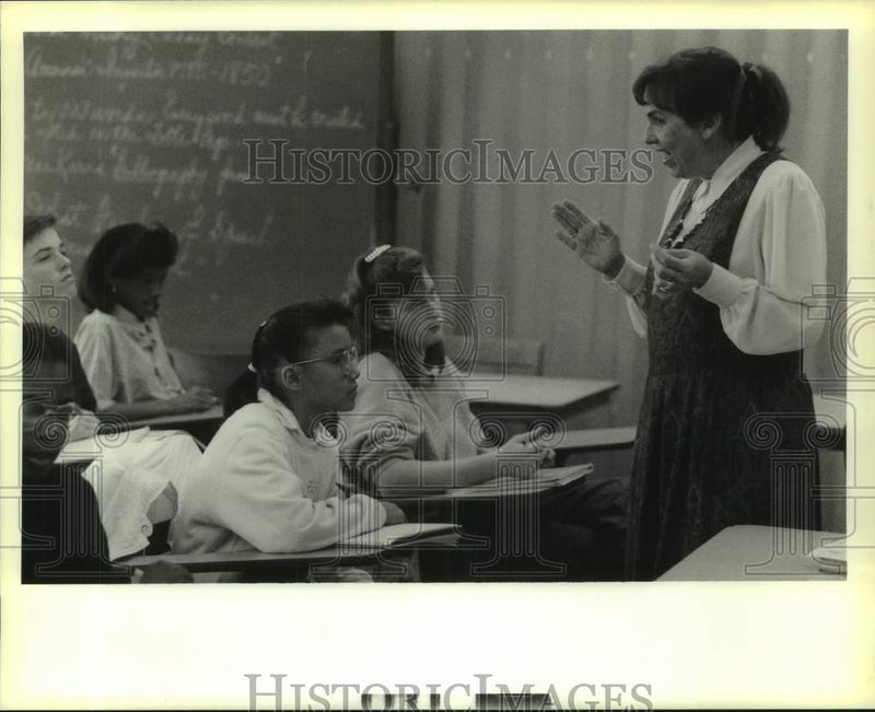 Load image into Gallery viewer, 1989 Press Photo Jane Wilson teaches history at Karr Junior High School, Algiers
