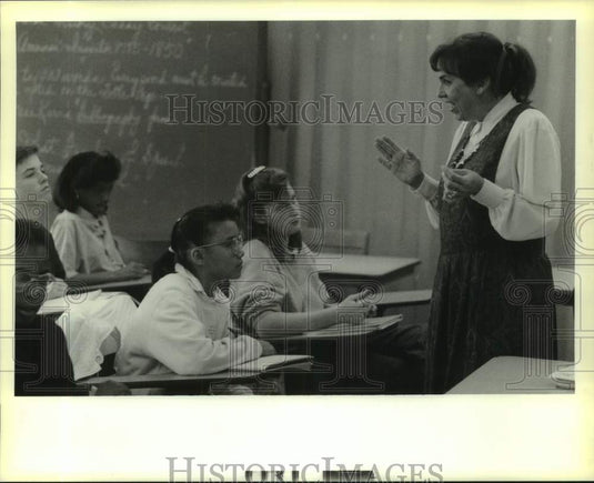 1989 Press Photo Jane Wilson teaches history at Karr Junior High School, Algiers