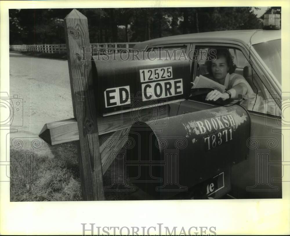 1990 Press Photo Folsom mail lady Arlene Willie delivers mail on her route.- Historic Images