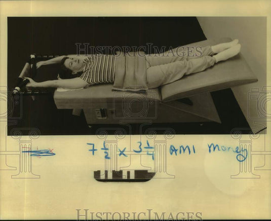 1989 Press Photo Vickie Williamson uses a passive exercise machine - noc46306- Historic Images