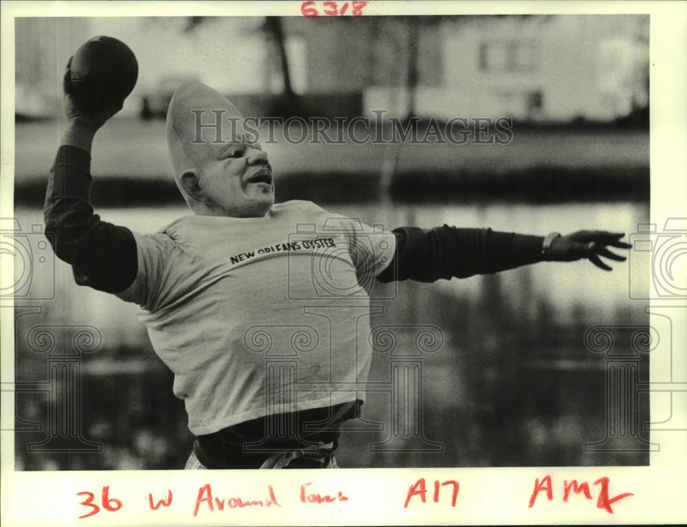 1986 Press Photo Paul Flanders plays Football at Municipal Yacht Harbor- Historic Images