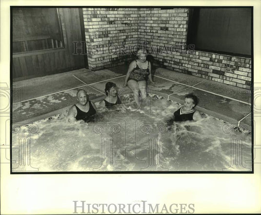 1983 Press Photo Kathy Landry and Women enjoy Whirlpool Bath at the YMCA- Historic Images