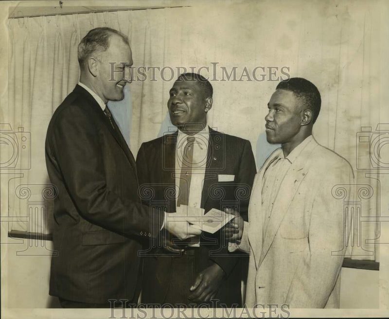 Load image into Gallery viewer, 1965 Press Photo Lloyd Willis, Robert Vital Jr. awarded by Sheriff Cronvich
