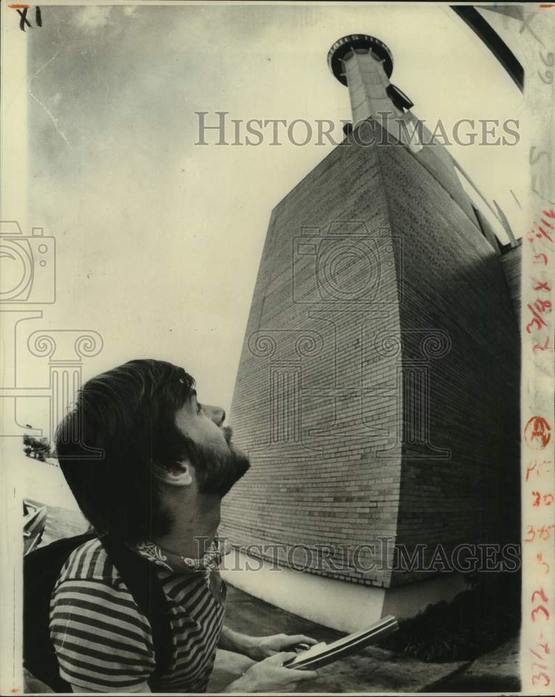 1977 Press Photo George Willing, building climber looks at Times-Picayune tower.- Historic Images