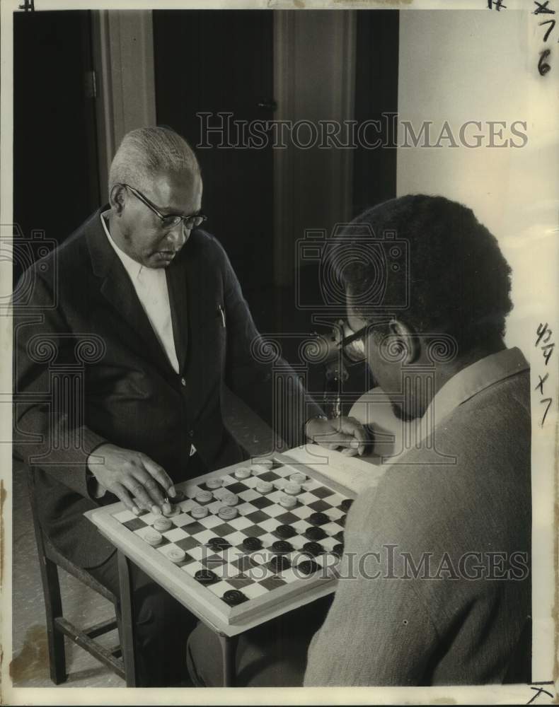 1973 Press Photo Warren Williams contemplates checkers move against Burrell.- Historic Images