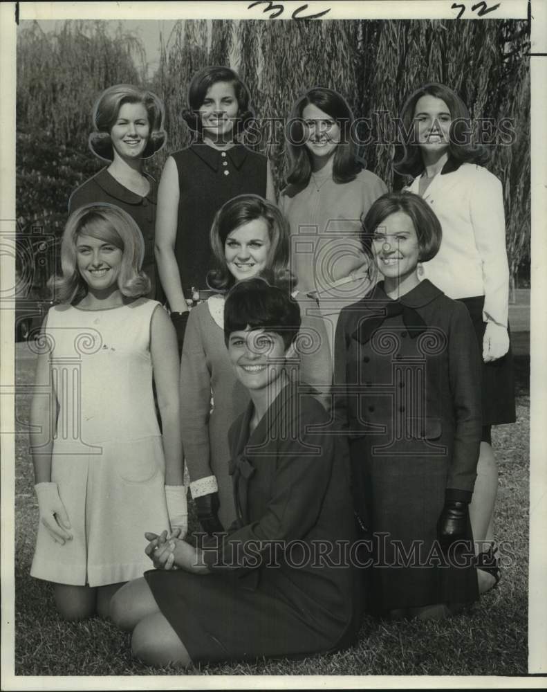 Load image into Gallery viewer, 1967 Press Photo Northwestern State College's State Fair Queen and Court
