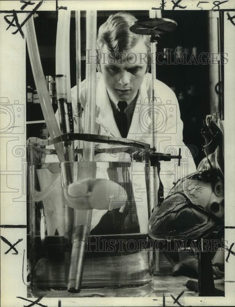 1969 Press Photo Jim Wright tests handcrafted artificial rubber heart.