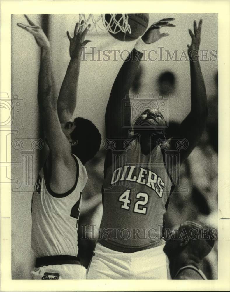 1990 Press Photo Two #42s Battle For Basketball In Ganus VS Boothville Game- Historic Images